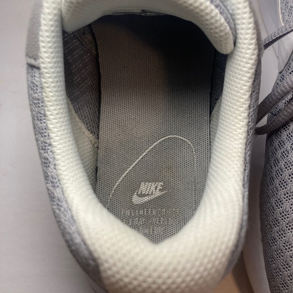 Nike Tanjun Running Shoe Grey/White Women's Size 7 Foam Sole Cushion Mesh like - Picture 9 of 12